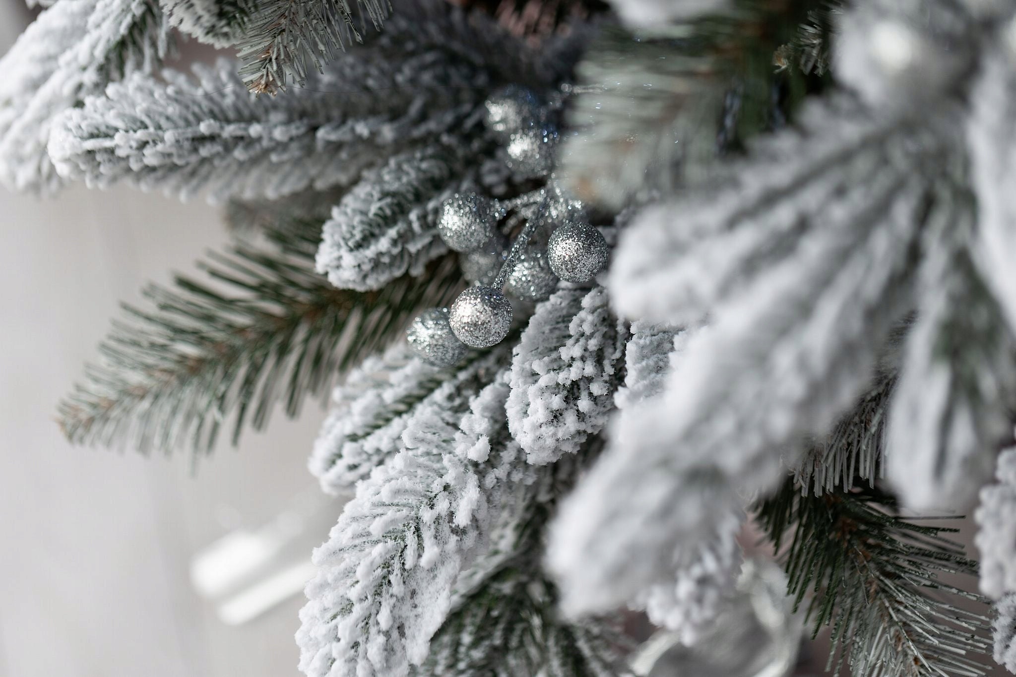 Apsnigta dirbtinė Kalėdų eglutė Poliarinė eglė 220cm PE+PVC