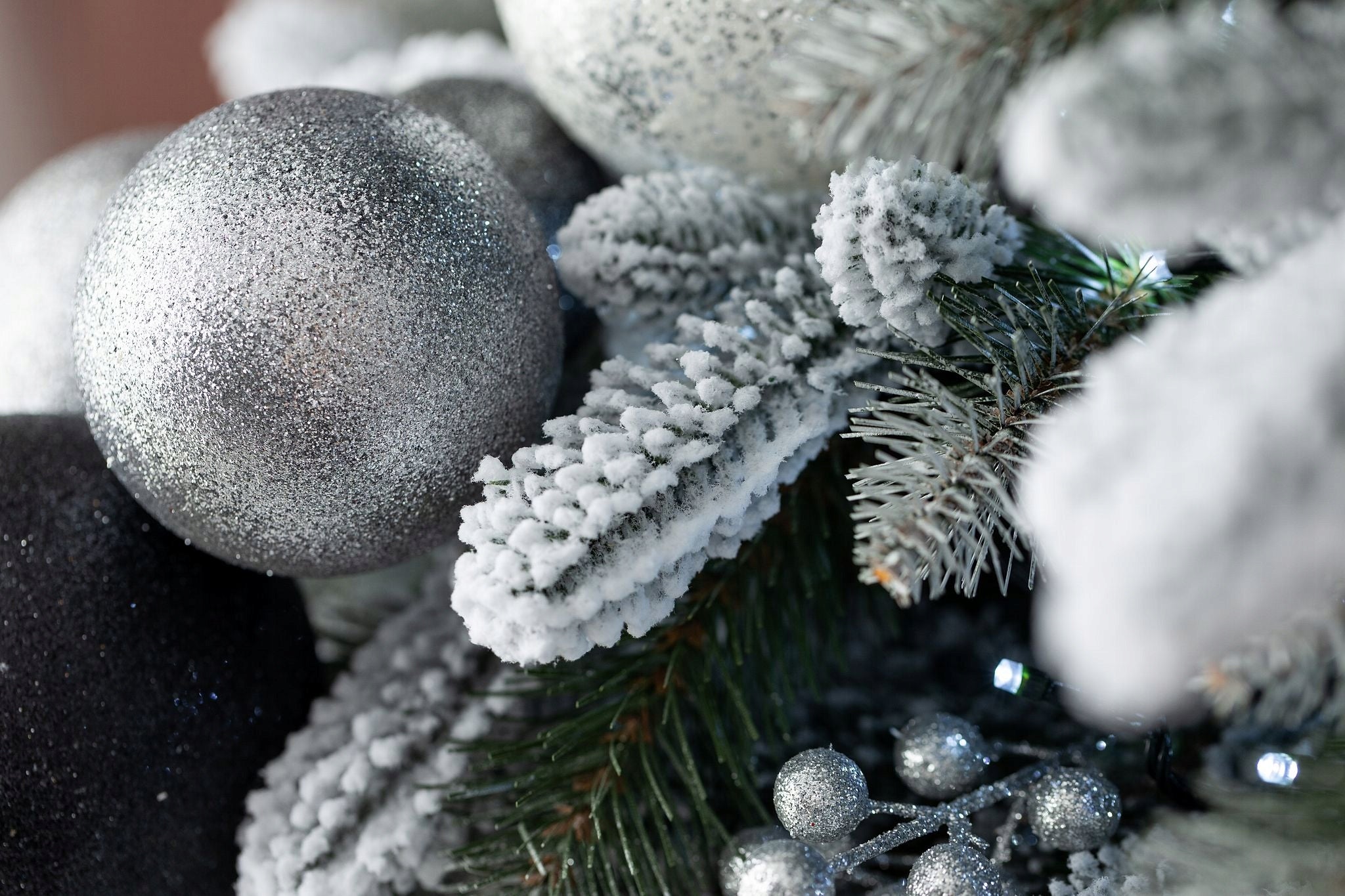 Apsnigta dirbtinė Kalėdų eglutė Poliarinė eglė 180cm PE+PVC