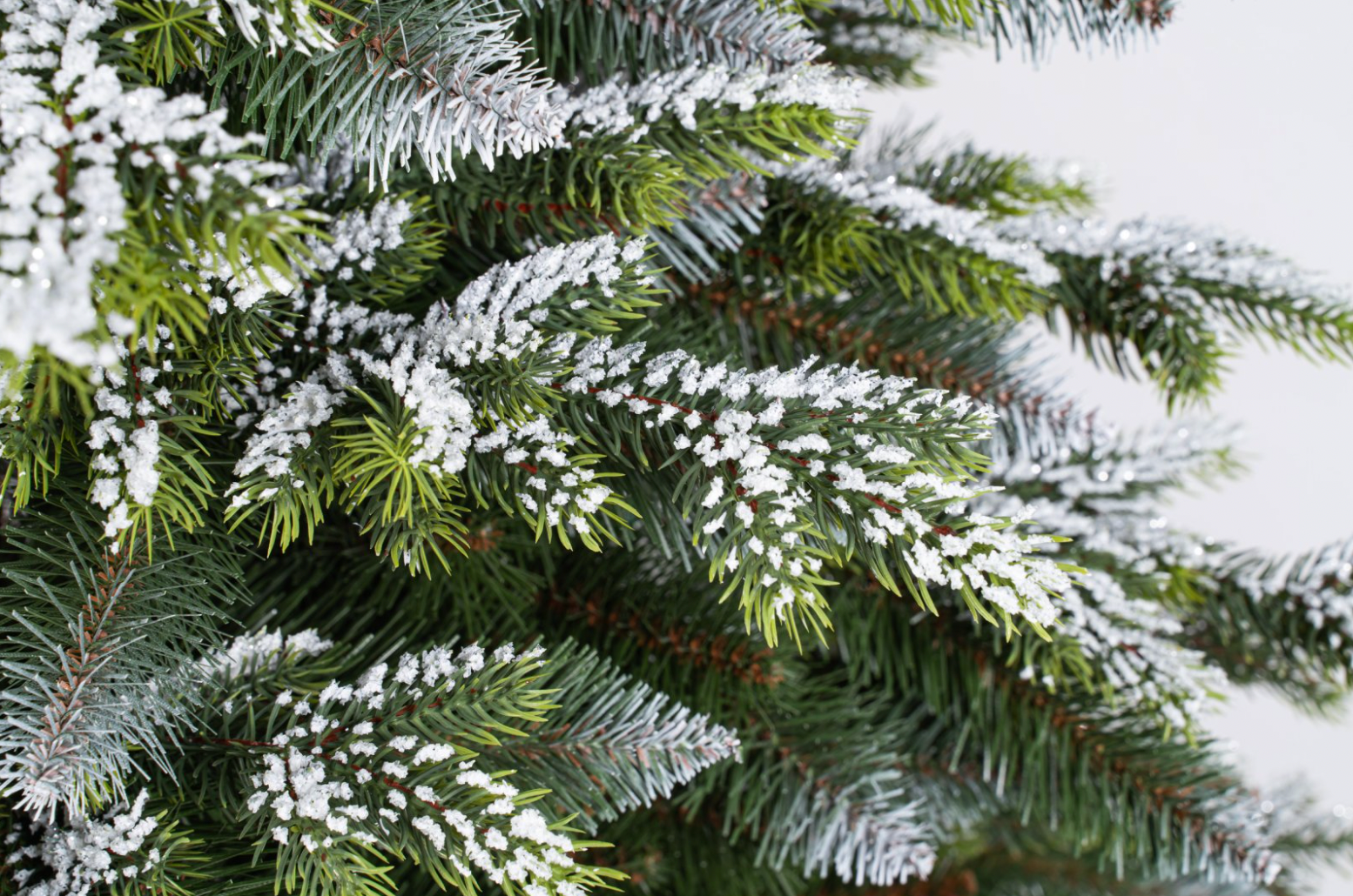 Apsnigta dirbtinė eglutė, japonine eglė 220cm PE+PVC