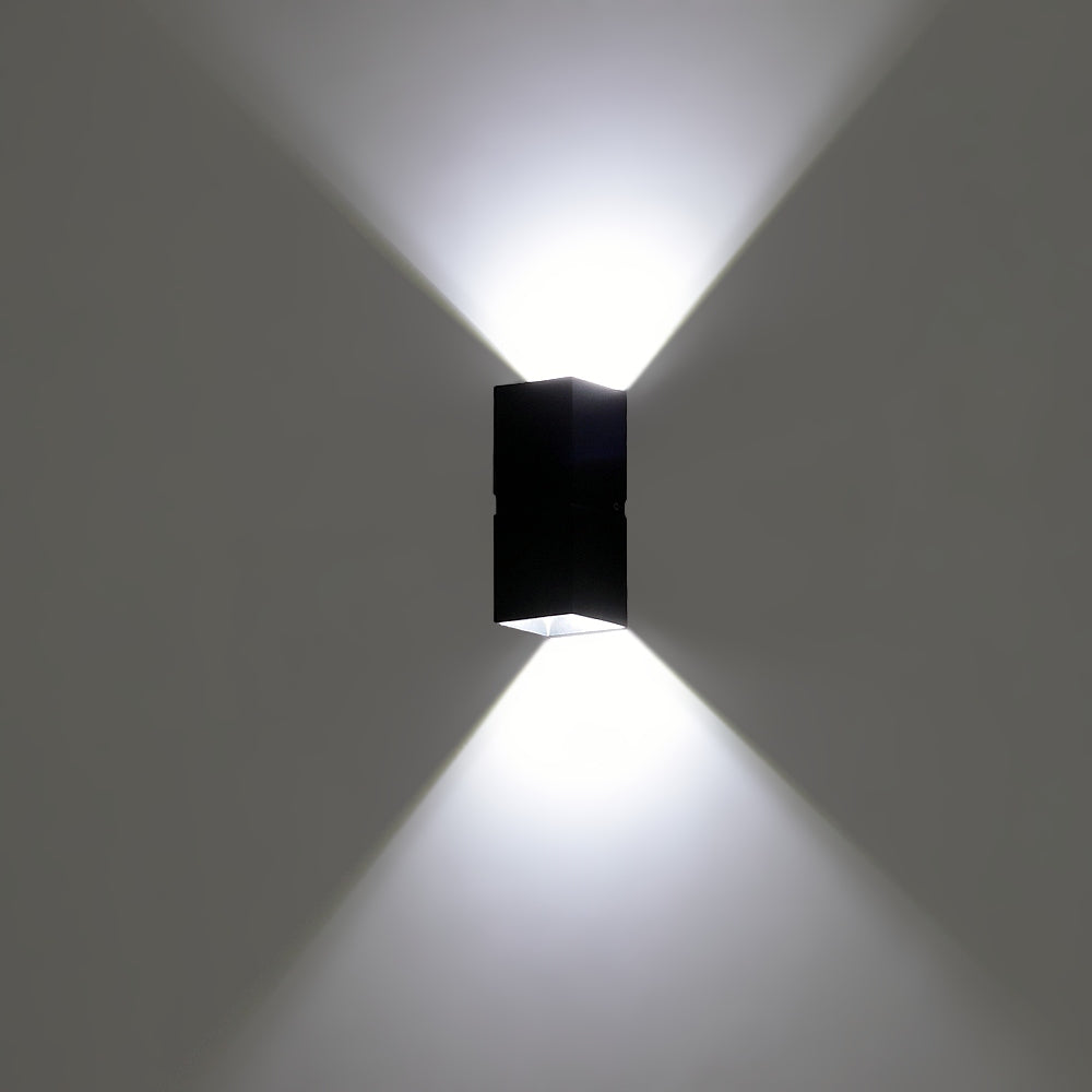 Aukštyn-žemyn šviečiantis sieninis šviestuvas