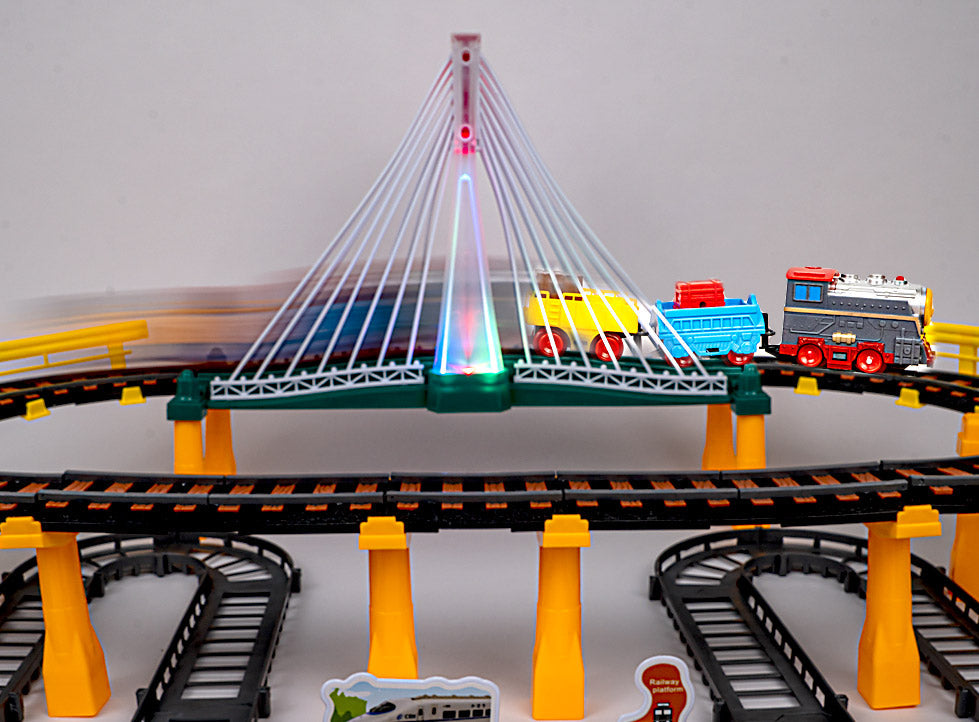 Elektrinis traukinys su lenktynių trasa