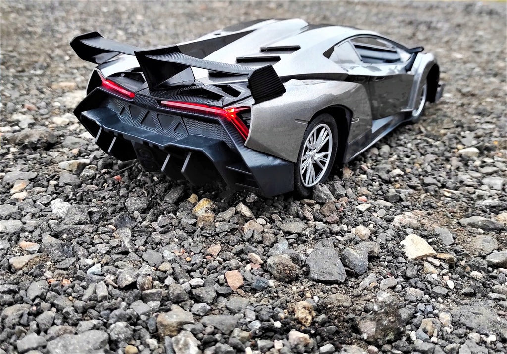 Nuotoliniu būdu valdomas automobilis su vairu