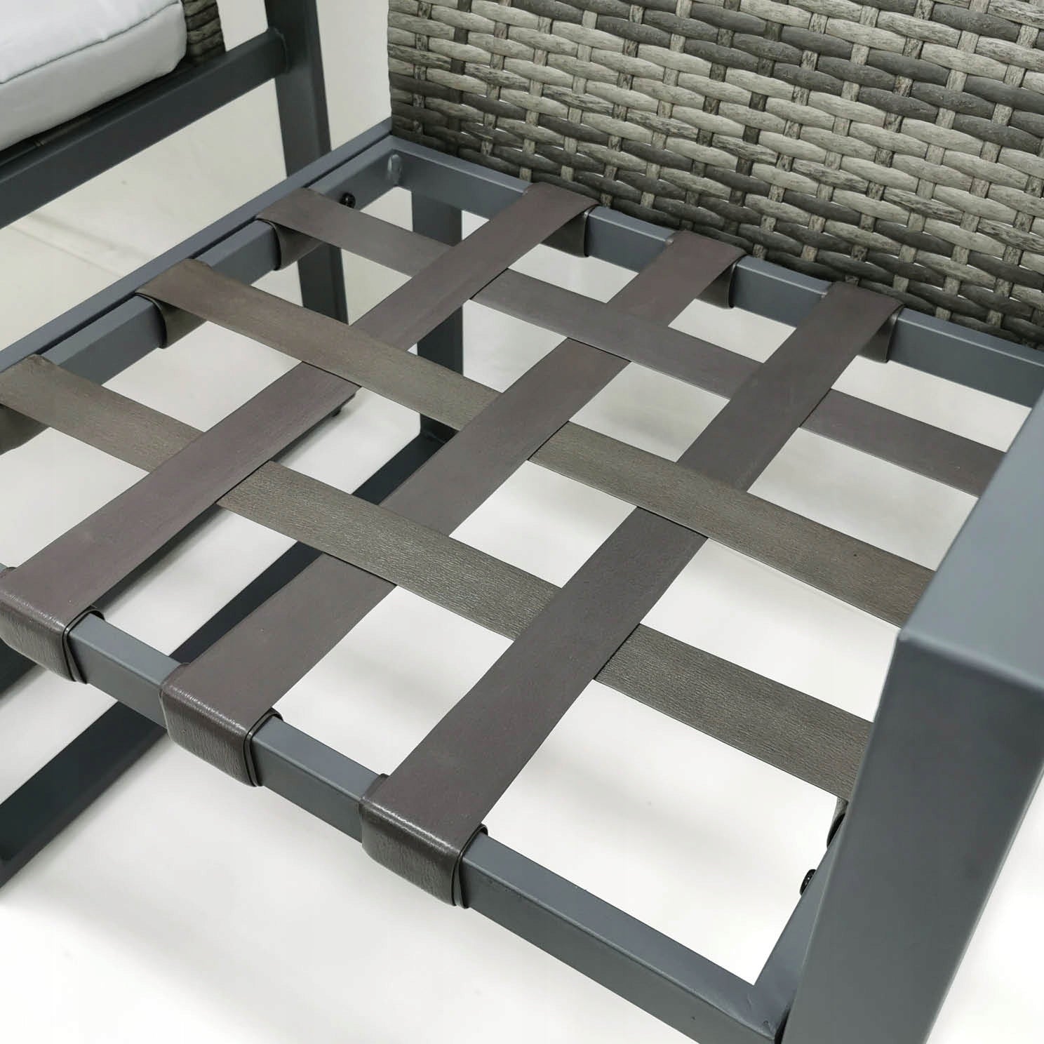 Elegantiškas sodo baldų rinkinys